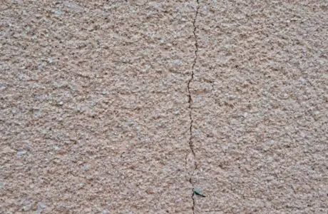 外壁にひび割れができている