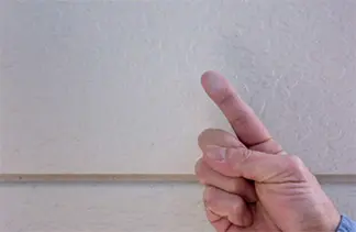 外壁をさわると手に粉がつく