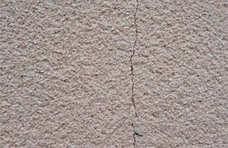 外壁にひび割れができている