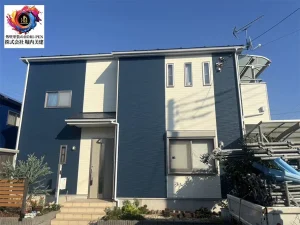 ネイビーブルー×アイボリーのモダンでおしゃれな外観